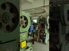 El metal que sella piezas trabaja la máquina